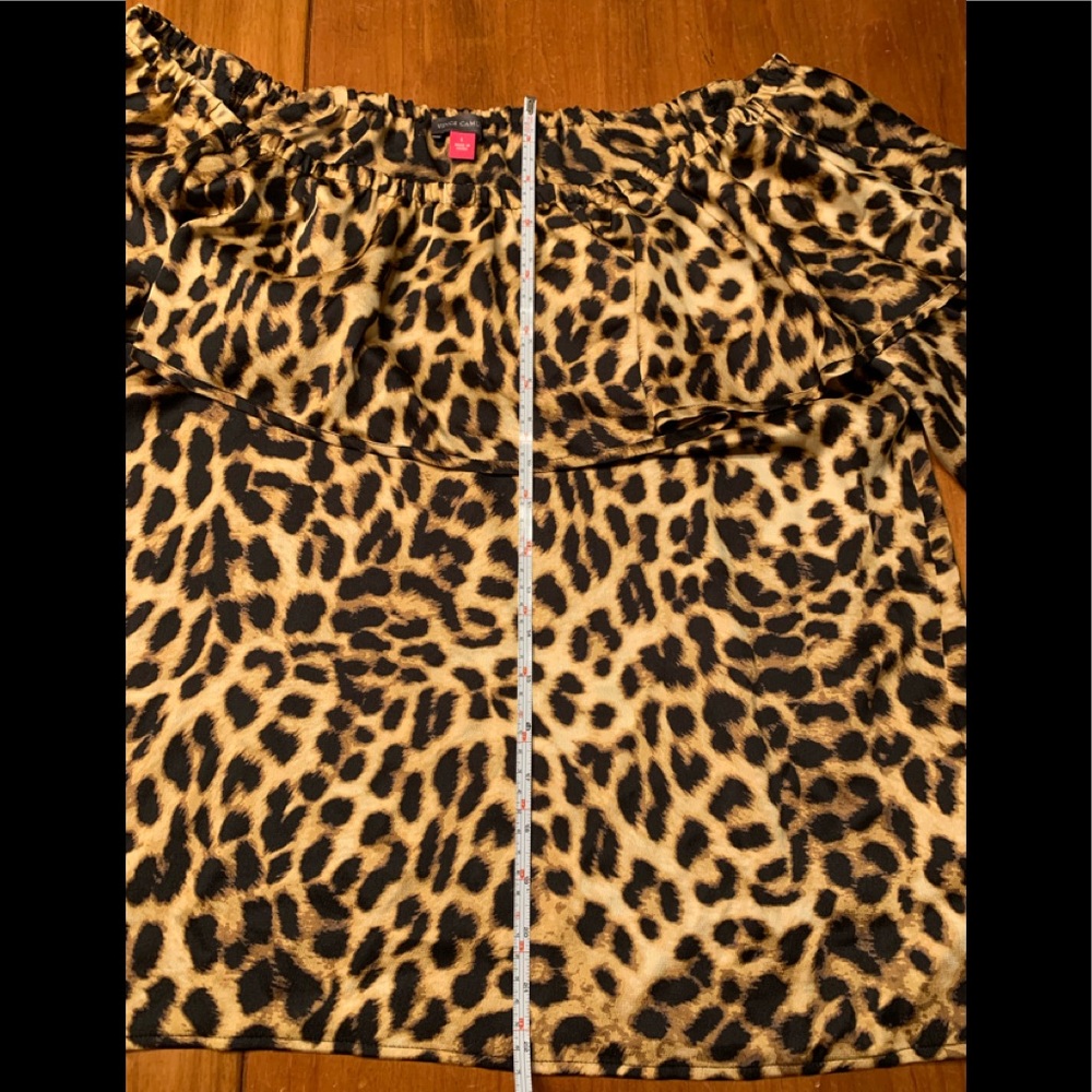 Vince Camuto 0ff shoulder top. - Picture 5 of 7